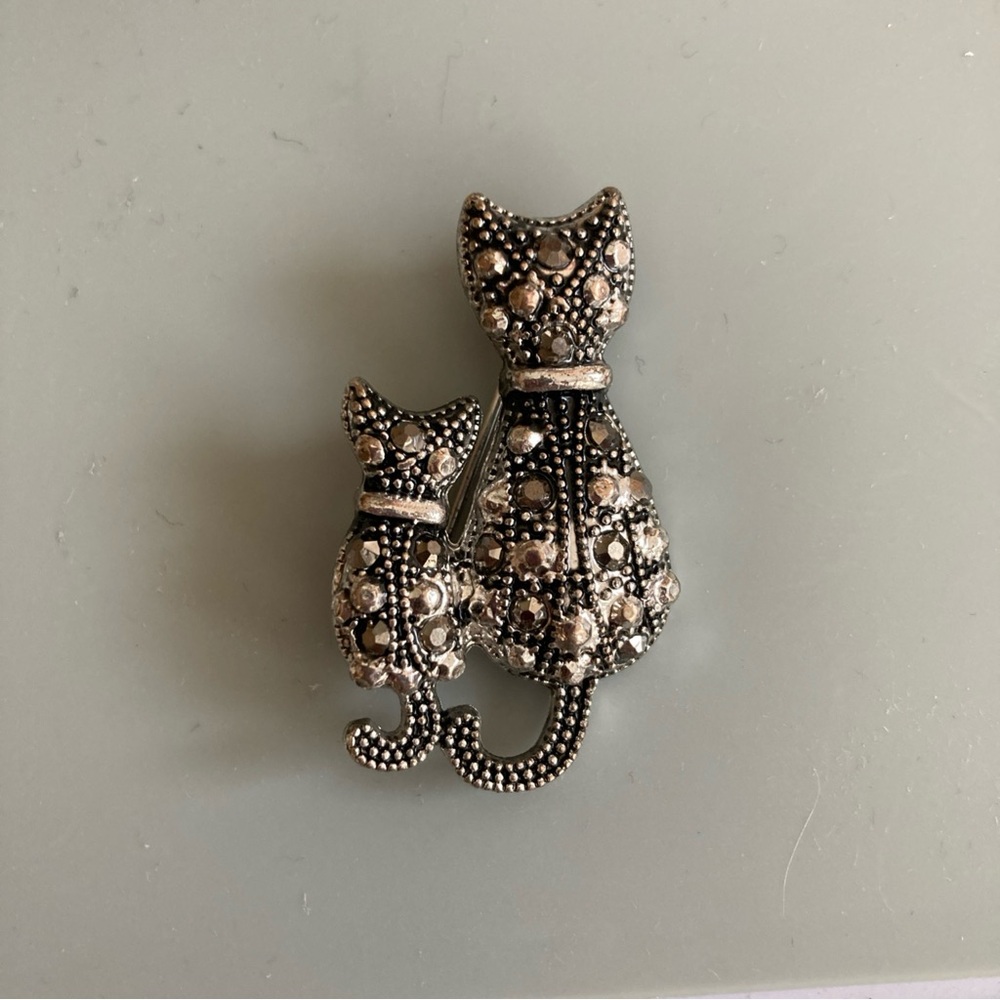 VINTAGE Silver-Tone Cat Pair Brooch Pin with marcasite Rhinestone Accents